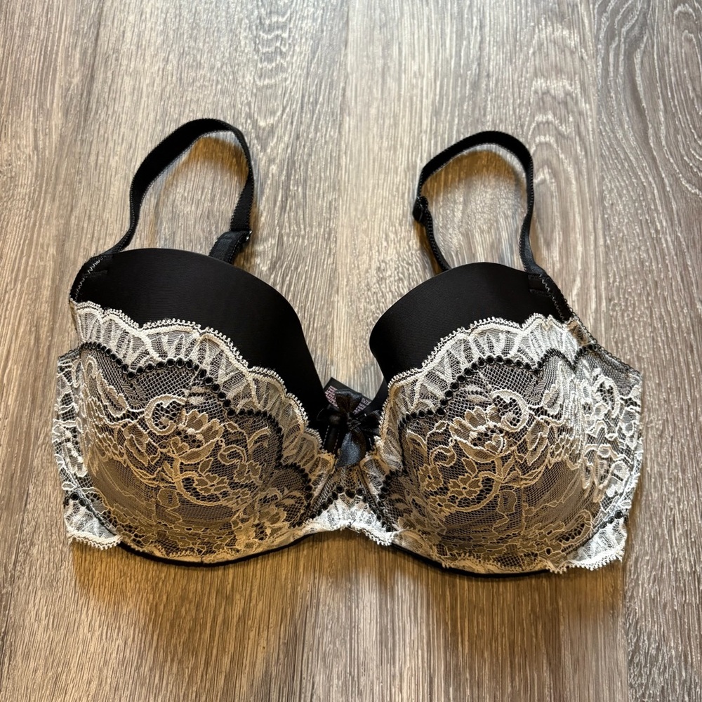 Victoria's Secret Y2K Black Bra with Cream Lace